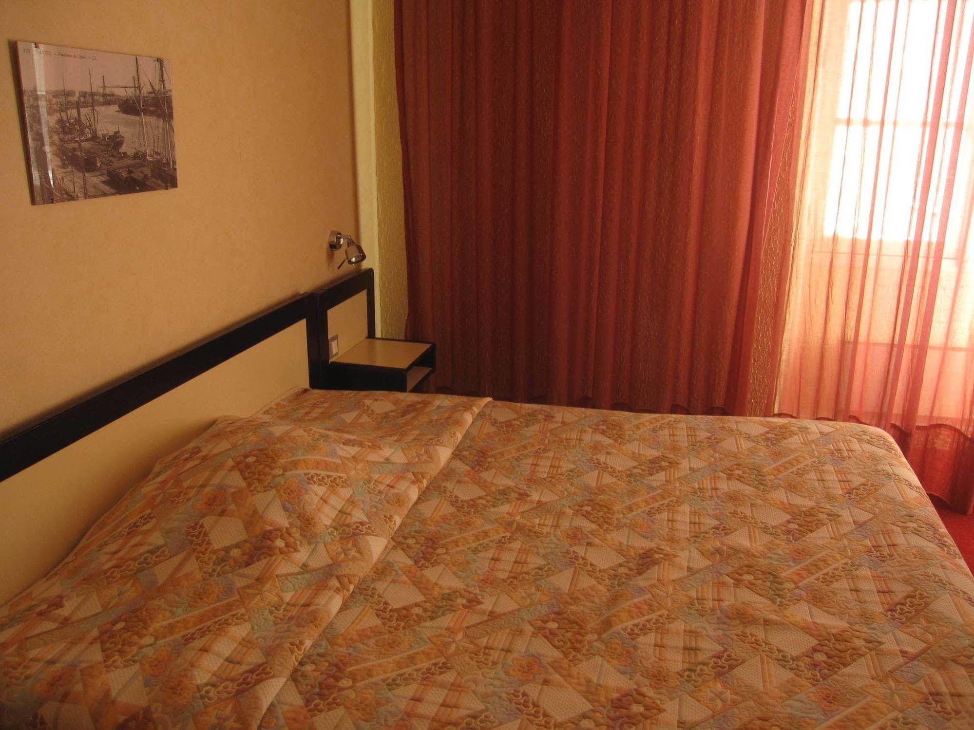Hotel Des 3 Marchands Нант Екстериор снимка
